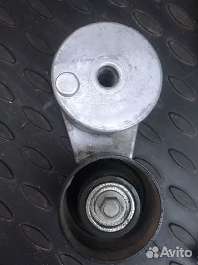 Ролик натяжителя ремня cadillac escalade