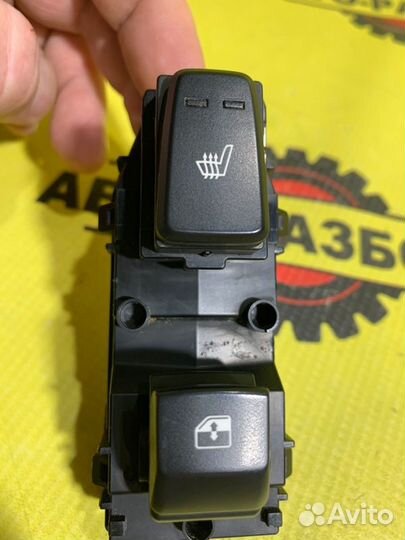 Кнопка стеклоподъемника задняя правая Kia Ceed 3