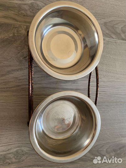 Металлическая миска на подставке
