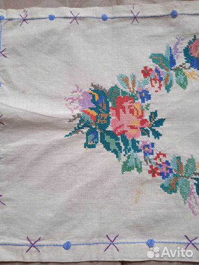 Дорожка и салфетки вышитые