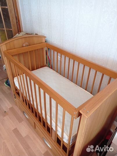 Детская кровать с маятником и матрасом. Из массива