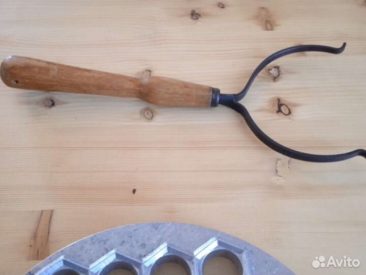 Старинная подставка под утюг, ухват, коромысло