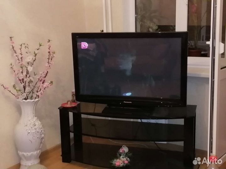 Подставка стеклянная и Телевизор