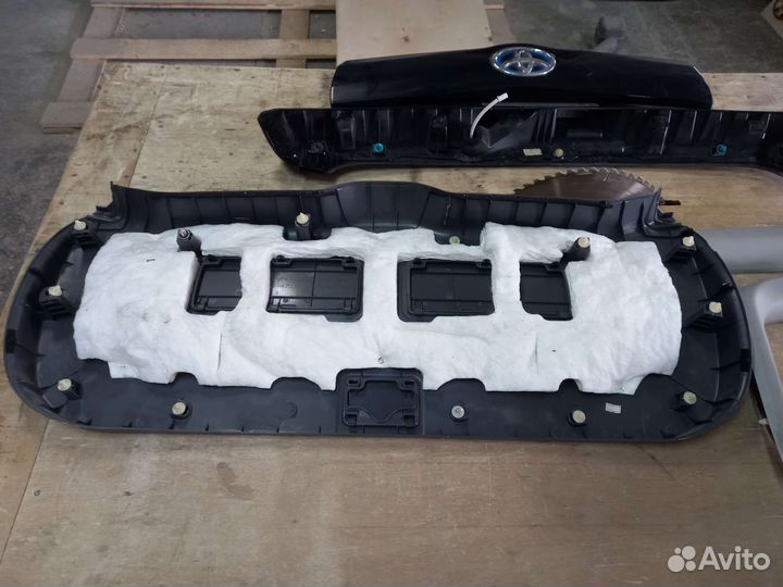 Пластик крышки багажника prius alpha