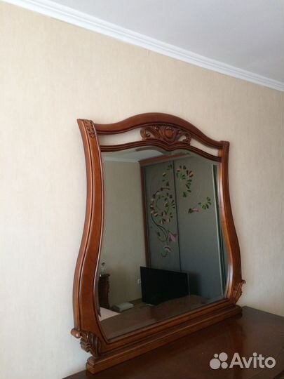 Зеркало в деревянной раме