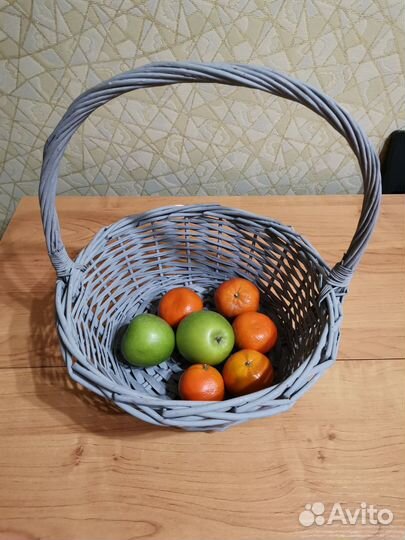 Корзинка из натуральной лозы. Окрашенная