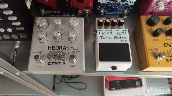 Кучка педалей эффектов для гитар И синтезаторов