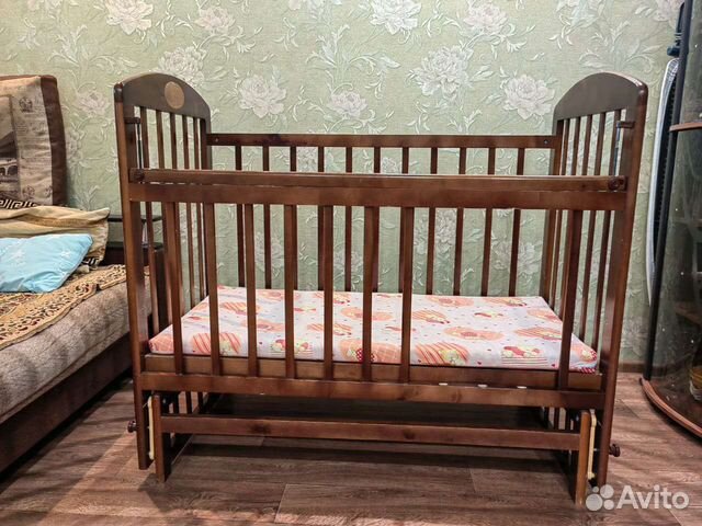 Детская кроватка с маятником