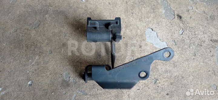 Кронштейн (крепление) радиатора левый A9604300257