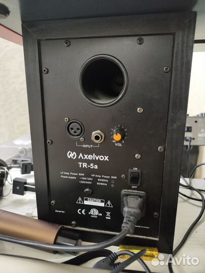 Пара студийных мониторов Axelvox TR-5A