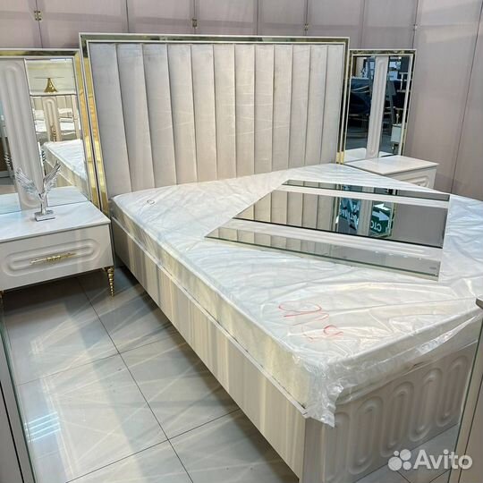 Спальные гарнитуры