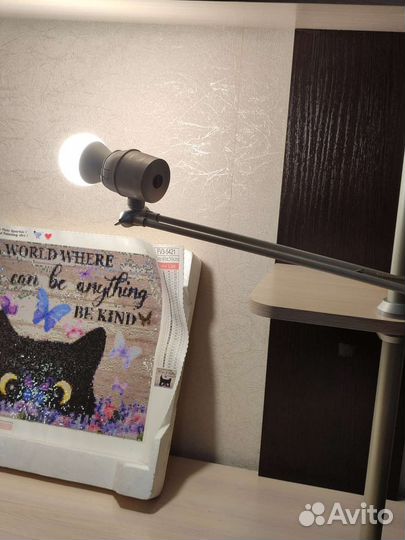 Настольная лампа на струбцине
