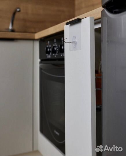 Кухонный гарнитур/белый/деревянная столешница