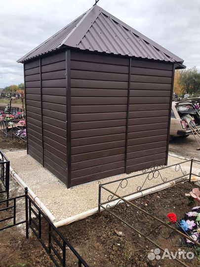 Оградки на могилу на кладбище, Кресты, Лавочки