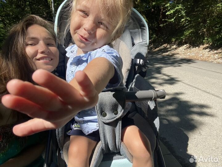 Няня на своей территории с группой детей