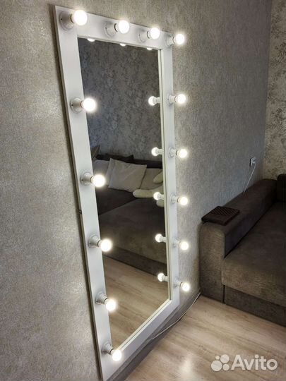 Гримерное зеркало с лампочками