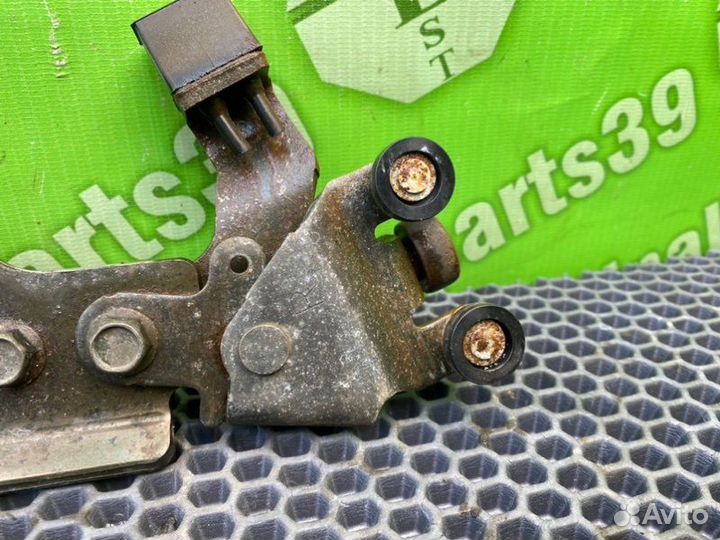 Ролик раздвижной двери задний правый Mazda Mpv