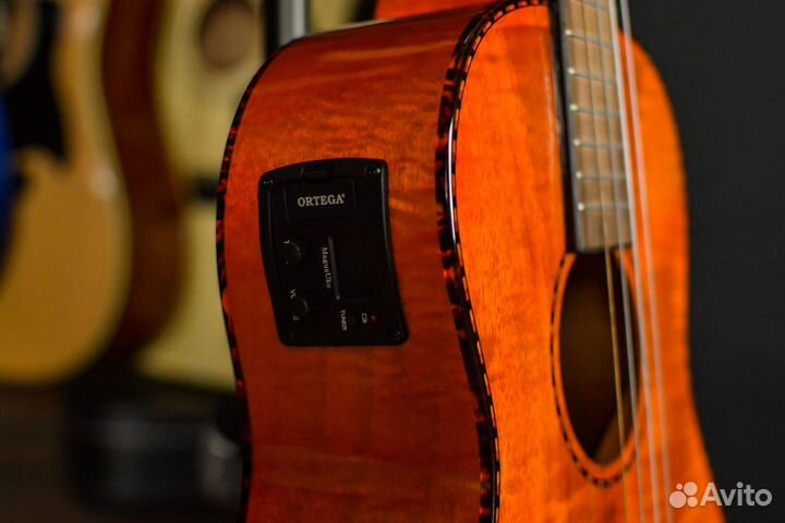 Укулеле баритон с подключением ortega (Комплект)