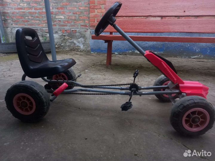 Машинка на педалях