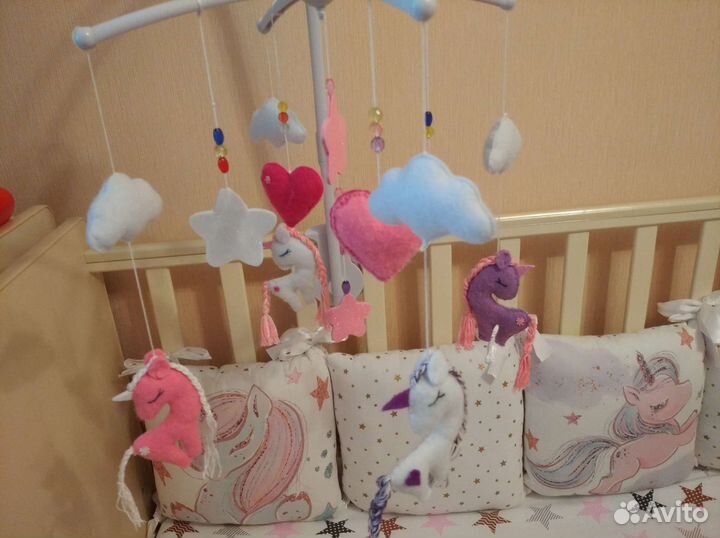 Мобиль на кроватку из фетра единороги