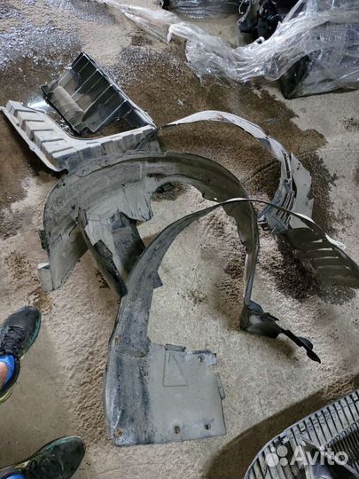 Подкрылок на Мерседес 140