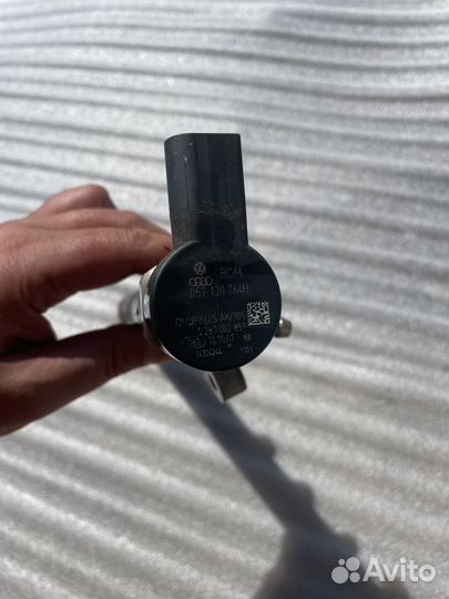 Топливная рампа с датчиком давления Ауди А4 Б8 А6