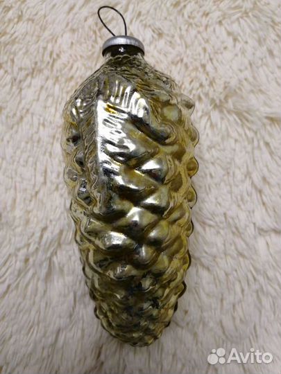 Ёлочные игрушки, флажки, конфетти