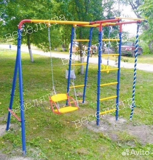Детская уличная спортивная площадка. Качели