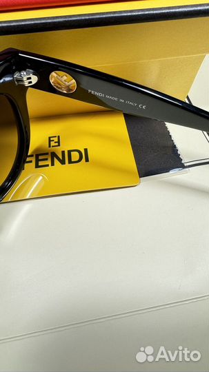 Солнцезащитные очки Fendi