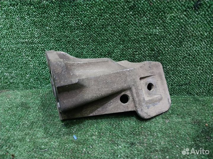 Кронштейн двигателя левый Land Rover Discovery 3