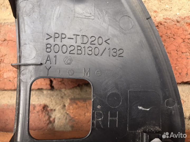 Накладка торпедо боковая Mitsubishi Outlander 3