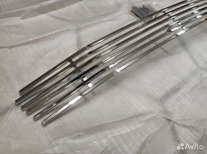 Накладка на решетку в бампер Toyota Rav4 2010-2016