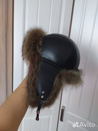 Мужская шапка из меха енота