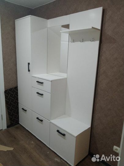 Прихожая со шкафом и зеркалом белая