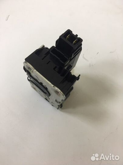 Замок двери с электроприводом. Лада Ларгус