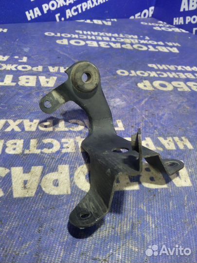 Крепление крыла Toyota Vista седан 1996