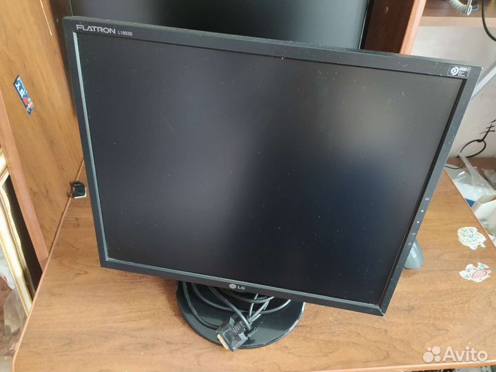 Монитор LG 19