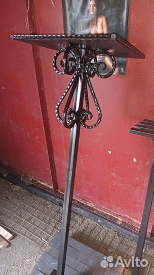 Столик и лавочка на кладбище