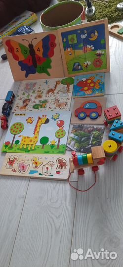 Много деревянных игрушек, пазлов
