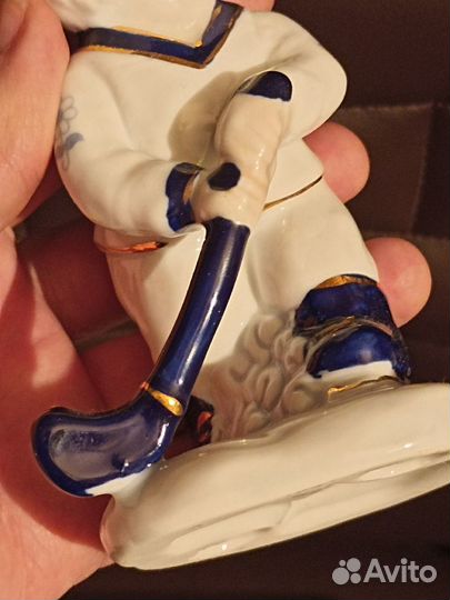 Фарфоровая статуэтка 