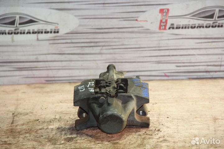 Суппорт зад право c Toyota Crown Majesta JZS177 2J