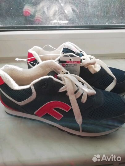 Кроссовки женские