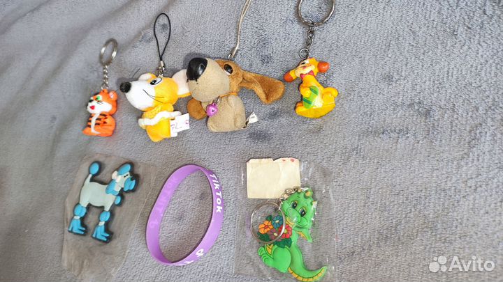 Брелоки, браслет и магнит пакетом