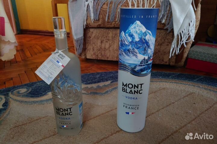 Бутылки из под алкоголя в футлярах