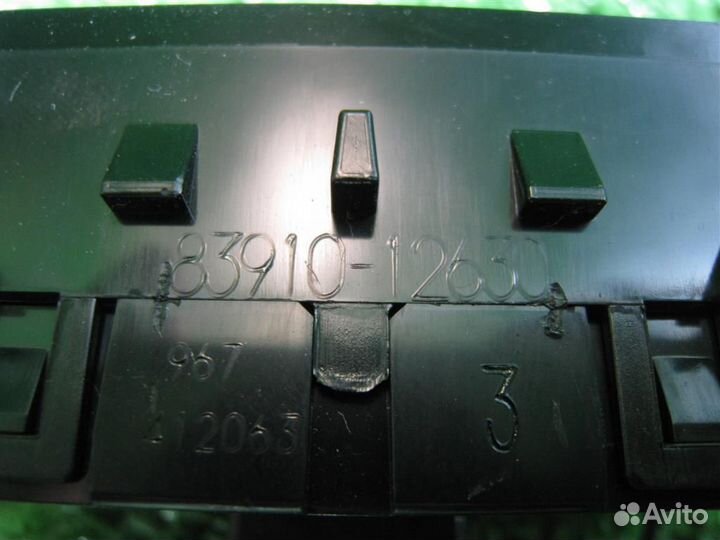 Часы Toyota Auris E18 2015