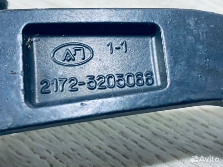 Поводок стеклоочистителя правый LADA Priora