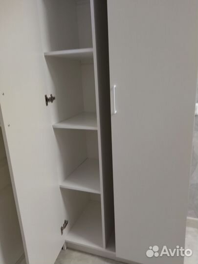 Шкаф распашной с полками белый