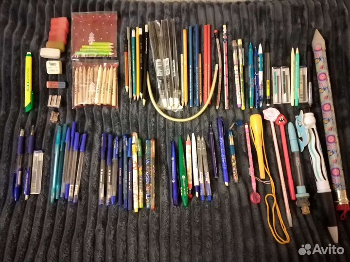Синие ручки,простые карандаши,ластики,точилки