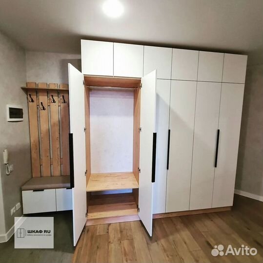 Шкаф с встроенной гладильной доской