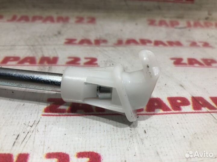 Упор капота Mitsubishi Outlander 1